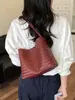 Bolsa de mão com padrão trançado transfronteiriça para mulheres, nova bolsa de ombro versátil e moderna com textura de grande capacidade, estilo férias