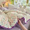 Conjunto de quatro peças com pompom de fio fofo confortável e amigável à pele conjunto de três peças para dormitório macio e liso bom para dormir roupa de cama atacado cartoon floral