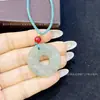 Colgante de Jade Verde Tianshan Doble Pixiu con Patrón de Flor Flotante, Hebilla de Seguridad Doble Pixiu, Artículo Popular para Transmisiones en Vivo, Collar Unisex, Venta Directa del Fabricante