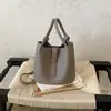 Bolso pequeño súper popular para mujer, nuevo bolso de hombro de nicho para el trabajo de otoño 2026, bolso cruzado tipo cubo