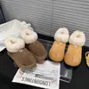 Botas de nieve de suela gruesa para mujer, nuevo estilo de invierno 2026, forradas de felpa, gamuza, caña baja, puntera ancha, sin cordones, cálidos y de algodón esponjoso