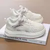 Zapatillas blancas para niñas 2026 verano-otoño de malla transpirable con suela gruesa antideslizante versátiles ligeras cómodas modelo nuevo para niños mayores