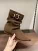 Botas femininas estilo europeu 2026 coleção outono/inverno nova: botas plissadas de salto empilhado, botas retrô de cano médio, botas Martin da moda de bico fino