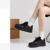 Populares zapatillas negras cómodas para mujer, nuevo lanzamiento de otoño temprano 2026, zapatillas deportivas ligeras, zapatos casuales negros versátiles de nicho