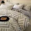 Otoño e Invierno Nuevo Juego de Cama de Algodón Cepillado 60s de Cuatro Piezas Algodón Puro Todo Algodón Engrosado Cálido Estampado Funda de Edredón Suave Suministros