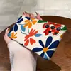 Funda ligera de película de cobertura total con diseño floral de color contrastante pintada a mano estilo retro adecuada para funda de teléfono Samsung S23/S24/S25 Ultra