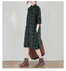 Coleção de outono de 2026: novo vestido midi xadrez estilo coreano, de corte solto, com gola, bolsos e mangas compridas, projetado como um vestido-camisa para mulheres