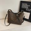 Bolsa Saco Casual Moda Retrô Feminina Outono 2025 Nova Grande Capacidade Estampa de Leopardo Bolsa de Ombro Bolsa de Axila de Aparência Elegante