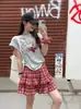 Conjunto de moda de verano 2026 para mujer: Camiseta de manga corta bordada estilo coreano con dibujos animados y falda de cuadros tipo pastel con cintura elástica