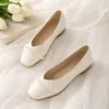 Zapatos para mujer 2026 nuevos versátiles planos de punta cuadrada con perlas ligeros cómodos zapatos planos poco profundos primavera zapatos pequeños de cuero