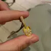 Nuevo Collar Colgante de Pala Dorada con Diamantes Completos Estilo Chino para Mujer Cadena de Clavícula de Cuerda Trenzada Estilo Creativo de Lujo Ligero Cadena de Cuello de Alta Gama de Moda