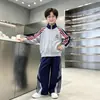Terno de Menino de Luxo Primavera e Outono 2026 Novo Elegante Meninos Médios e Grandes Moda de Outono Conjunto Esportivo de Duas Peças Tendência