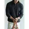 Tricô Veludo Masculino Outono/Inverno 2026 com Zíper Meio e Gola Alta Estilo Old Money Toque Fresco Malha Canelada