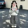 Conjunto de Pantalones a Rayas Estilo Coreano para Niñas con Cordón y Bolsillo Primavera/Otoño 2026 Nueva Moda Infantil Conjunto de Dos Piezas para Niña Pequeña