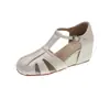 Sandalias de moda para mujer con punta cerrada, modelo nuevo de verano 2026, transpirables, ligeras, sencillas, cómodas, diseño hueco casual para exteriores con aumento interno de altura