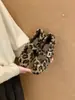 Zapatos retro de una tira con estampado de leopardo y forro polar para mujer, adecuados para usar con vestidos en otoño e invierno 2025, estilo Mary Jane
