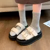 Pantuflas de suela gruesa para usar al aire libre, nuevo estilo de moda verano 2026, sandalias versátiles casuales de alta gama de una sola tira para mujer con suelas de plataforma
