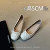 Zapatos de mujer estilo lazo francés de piel de oveja con aumento interno de altura, zapatillas de ballet talladas, nuevos y delicados zapatos Mary Jane 2026