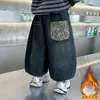 Calças Jeans Forradas com Pelúcia para Meninos Calças Quentes de Lã de Cordeiro Espessadas para Crianças 2026 Novo Inverno Calças de Estilo Coreano Lanternas para Crianças