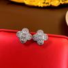 Pendientes Pequeños Estilo Chanel Flor de Zirconia Bañados en Oro Real Llenos de Diamantes, Lujo Ligero, Sensación de Alta Gama, Modernos y Versátiles, Venta al por Mayor de Fábrica