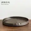 Juego de té de cerámica gruesa vidriada con detalles dorados, que incluye un cuenco con tapa de cerámica, una taza de té, una tetera con asa lateral y una taza de maestro, así como un cuenco para matcha