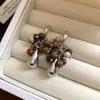 Brincos de Zircônia Dourada Café Laço Geométrico Gota d'Água Pérola Estilo Retro Francês Brincos de Tarraxa Nicho Sensação de Alto Padrão Joias para Orelha
