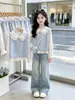 Conjunto de otoño 2026 para niñas, nuevo y elegante, top con cuello de muñeca y jeans, conjunto de tres piezas para niños mayores