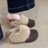 2026 Novas Pantufas de Algodão com Biqueira Fechada Estilo Fofo Pantufas Peludas para Mulheres Sapatos Estilo Birkenstock de Inverno Quentes com Adição de Lã Sintética Sapatos Peludos Antiderrapantes
