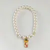 Pingente de Tag Dourada Pequena com Pérola Conserva Cor Modelo Novo 2025 Pulseira de Nicho Exquisita e Elegante Pulseira de Pérola de Imitação de Cristal de Luxo Leve