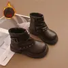Botas Martin Infantis 2026 Outono/Inverno Novo Estilo Botas Curtas Estilo Britânico Retrô Meninas Acolchoamento Duplo de Algodão Aquecimento Botas de Motociclista