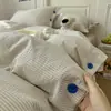 Conjunto de jacquard listrado estilo japonês de quatro peças em azul Klein com design de botões, lavado, simples conjunto de cama de casal de cor sólida