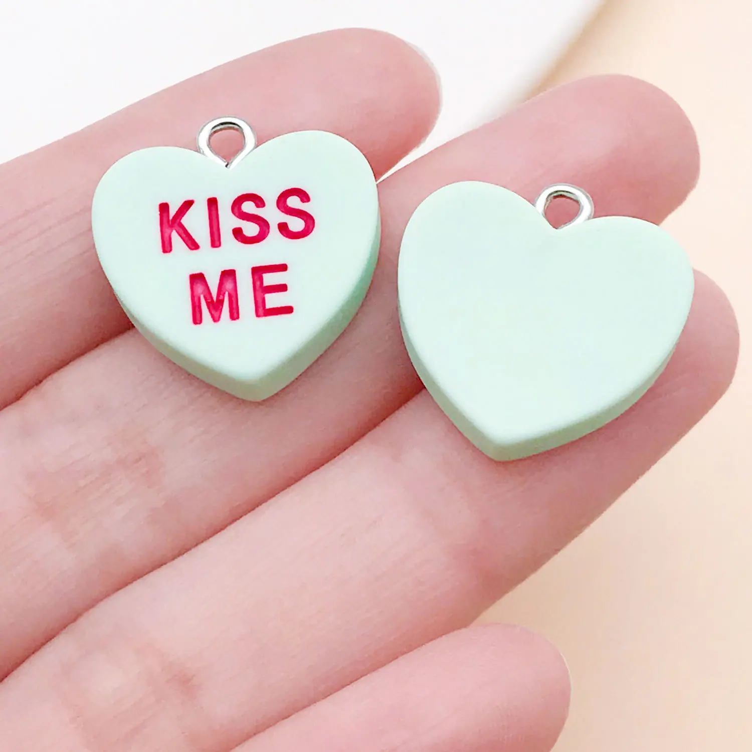 24454-JME-绿色树脂心形字母桃爱心形Kissme19