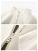 Chaqueta de plumón con una capa interior forrada de forro polar, una capa base térmica de grafeno ajustada y una chaqueta exterior de corte entallado para abrigarse.