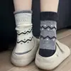 Meias de lã coreanas quentes estilo Fair Isle com listras e forro de fleece para mulheres, comprimento até a panturrilha, com estampas de bolinhas
