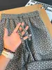 Pantalones jacquard de estilo retro americano con estampado oscuro, colección de verano para hombre, con un diseño fluido de alta gama, corte recto y un ajuste relajado y holgado para uso casual.