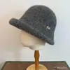 Chapéu de Pescador Tricotado Estilo Britânico Retrô com Borda Enrolada para Mulheres no Outono e Inverno, Chapéu Protetor de Orelhas Frio e Quente, Chapéu Versátil Pequeno de Bacia que Mostra o Rosto