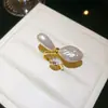 Anillo abierto de flor de perla con incrustaciones de circonita y diamante estilo francés de lujo ligero, anillo de dedo índice moderno y sofisticado, joyería de diseñador para mujer