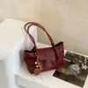 Bolsa de ombro transfronteiriça, leve, estilo retrô, casual para mulheres, perfeita para o outono, simples e versátil, adequada para saídas diárias e deslocamentos, com um toque de alta qualidade
