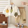 Calças Infantis Novas de Primavera 2025 Roupas de Primavera para Meninos Gravata Little Tree Roupa de Trabalho Conjunto de Três Peças
