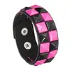 Estilo europeu e americano, inspirado em punk, estilo de rua cool, com tema de boate, de cor escura, pulseira com tachas quadradas, um par de pulseiras de couro combinadas para casais