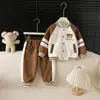 Conjunto de jaqueta de baseball com capuz, estilo casual de outono, para meninos, de peça única, com estampa de urso em fleece de toalha para meninos