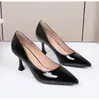 Sapatos de salto alto pretos para mulheres, novo modelo 2026, salto fino, couro envernizado, boca rasa, bico fino, sapatos de trabalho profissionais confortáveis para ficar em pé por muito tempo