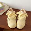 Sapatos Amarelos Estilo Academia com Estampa Fofa Feminino 2025 Primavera Novos Ins Nicho Versátil Casual Tênis de Skate Tênis Pão