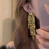 Pendientes largos con borlas y lentejuelas de metal con aura de reina, diseño único de nicho que combina con todo.