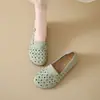 Zapatos individuales populares de comercio exterior transfronterizo, zapatos de malla hueca transpirables, suela suave, parte superior suave, zapatos slip-on antideslizantes para mujeres de mediana edad y ancianas