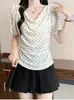 Camiseta corta de manga corta con lunares estilo dulce y cuello acampanado, nicho, rejuvenecedora, para mujer, nuevo lanzamiento verano 2026, top plisado versátil ajustado