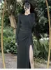 Vestido Sexy Quente de Gola Redonda para Menina, Estilo Doce e Picante, Que cobre o corpo, Cor Sólida, Ajuste ao corpo, Novo Estilo Outono e Inverno, Vestido Longo com Fenda Alta Plissado