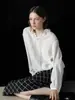 Estilo de Moda Relajado con Textura Ligeramente Arrugada, Dobladillo que Ceñe la Cintura, Cuello Irregular de Encaje Retro, Camisa Blanca para Mujer 34231
