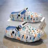 Baotou Hombres Verano 2026 Nuevo Estilo Ropa Exterior Suela Suave Sensación Acolchada Chanclas de Playa Zapatos Casuales para Conducir Talla Grande con Agujeros