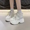 Tênis dad shoes femininos de sola grossa, versáteis e estilosos, tênis esportivos respiráveis, tênis de corrida retrô, que aumentam a altura, outono de 2026, leves e casuais